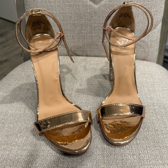 🔥🔥Beautiful Windsor heels🔥🔥 - Picture 2 of 6